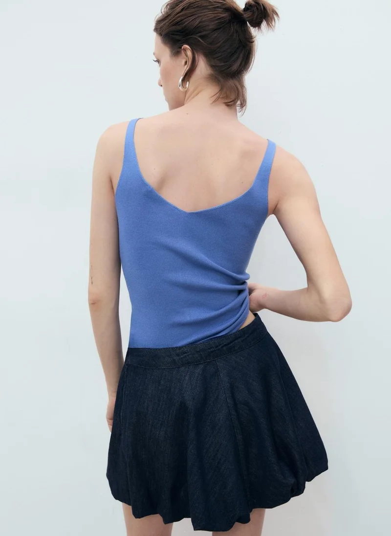 مانجو بلوزة محبوكة بياقة على شكل حرف